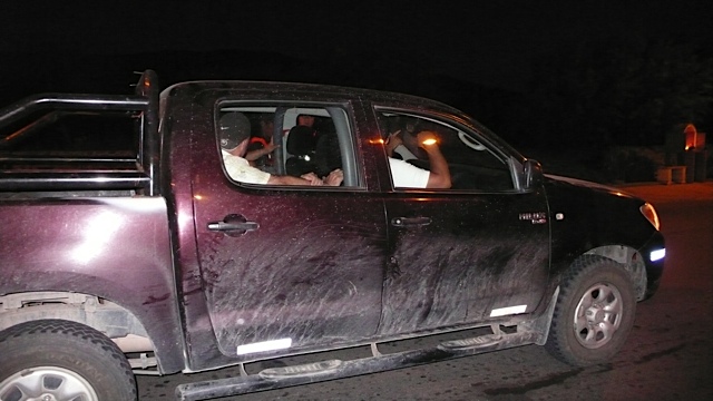 Una de las camionetas que merodeaban el destacamento