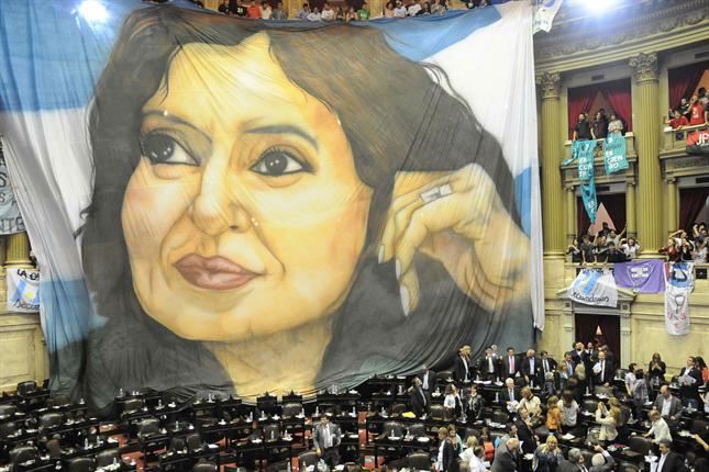 Bandera de CFK en el congreso, Foto Télam