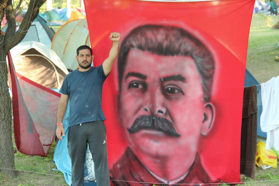 Iconografía stalinista en el último campamento de la juventud del PC