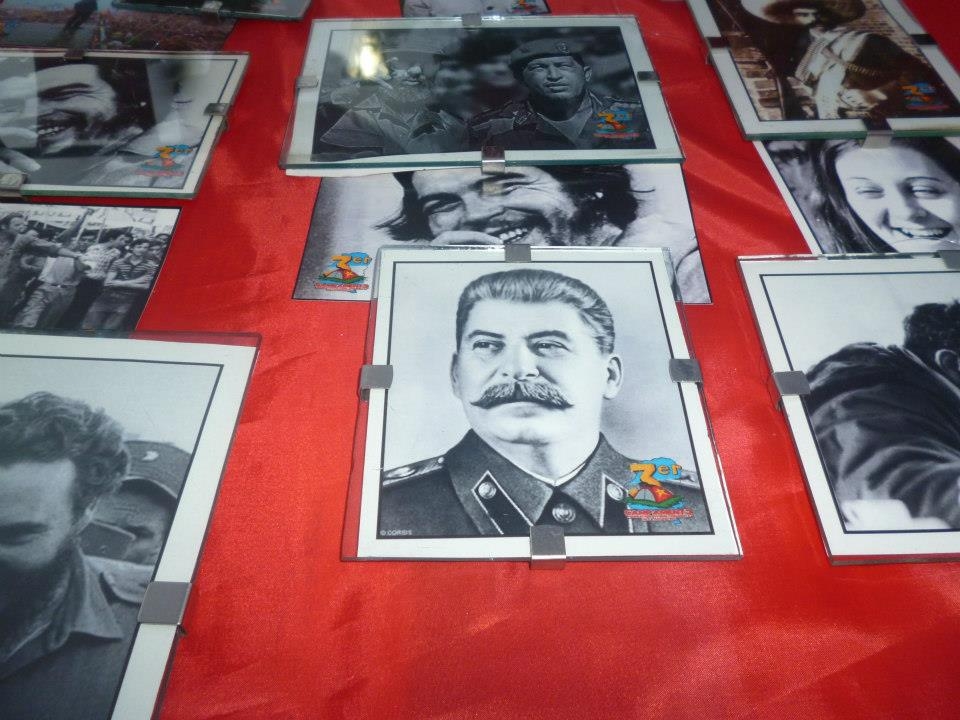 Merchandising son la figura de Stalin y el logo oficial del campamento.