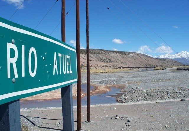 En la guerra por el agua roban un río en la pampa argentina