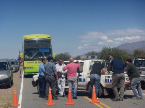La policía impide el paso a Pituil durante la permanencia del gobernador en el pueblo. (Foto: Gentileza Iván Olmedo)