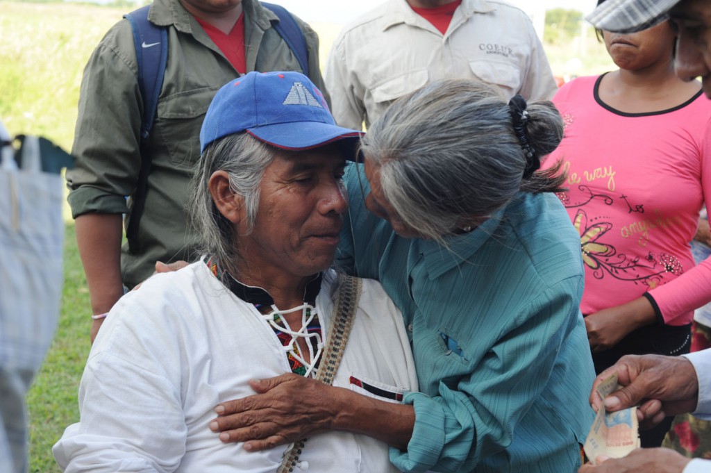 El carashe qom Félix Díaz y una anciana del consejo. (Foto: Rolando Andrade Stracuzzi)