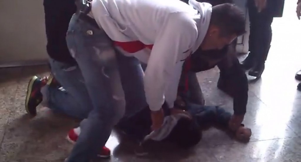 Policías de civil detienen a delegado sindical de ATE.