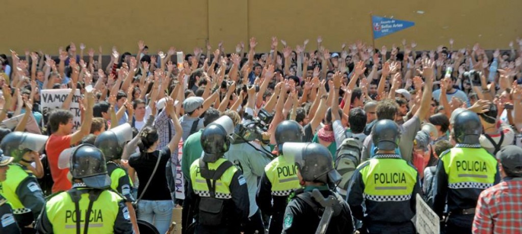Una de las asambleas estudiantiles, vigilada por la policía tucumana.