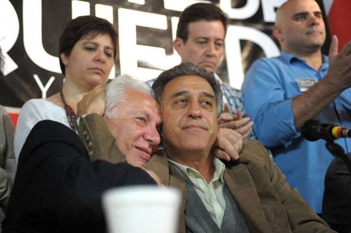 Jorge Altamira celebra los resultados obtenidos con Pitrola. Detrás, Andrea D'Atri, Ramal y Claudio Dellecarbonara.