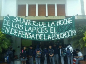 La protesta en las puertas del Colegio Nacional