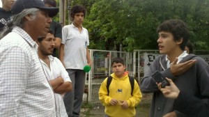 Félix Díaz con estudiantes del Colegio Nacional