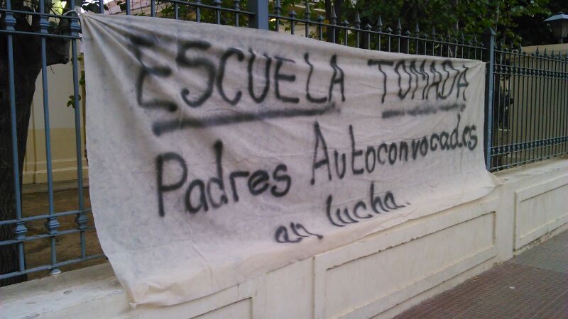 La escuela normal de Chilecito, tomada por padres.