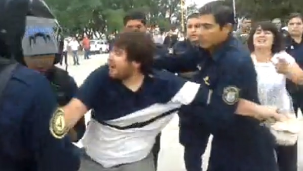 La policía detiene a estudiantes en Santiago del Estero.