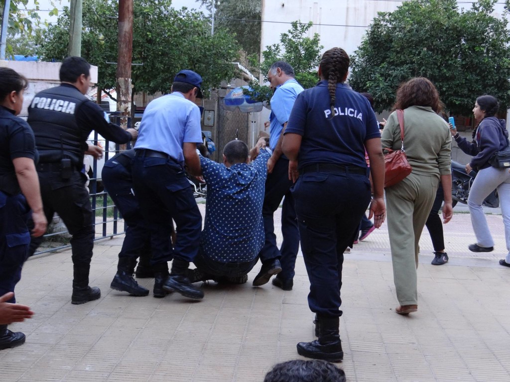 La policía arrastra a un docente en Chilecito.