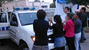 Los manifestantes impiden la detención de los maestros.