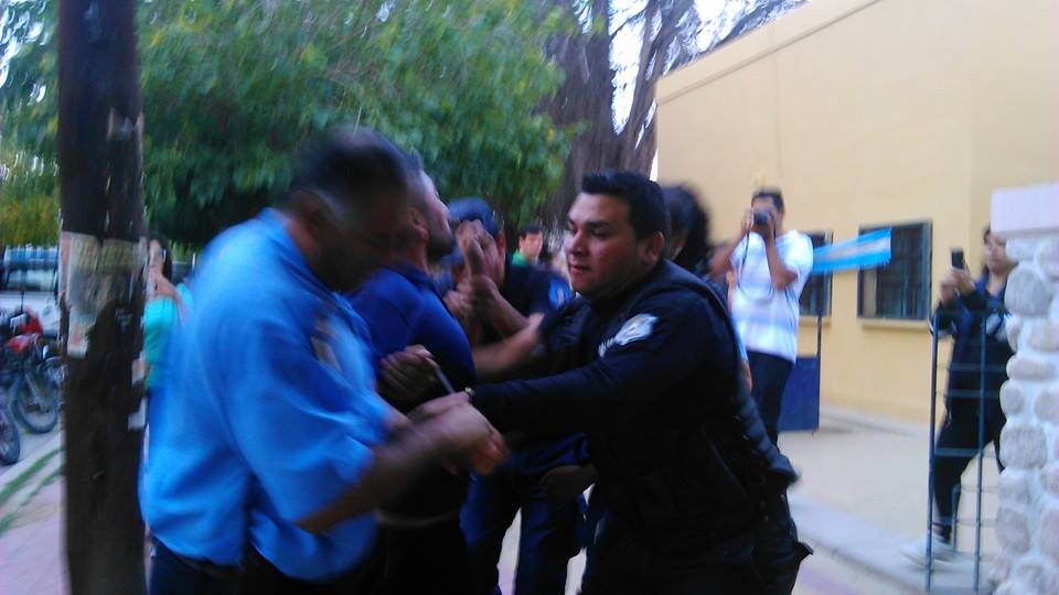 Momento de la detención de un docente.