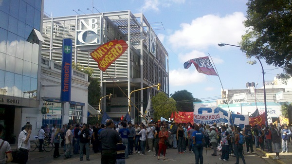 Manifestantes en la plaza central de Resistencia.