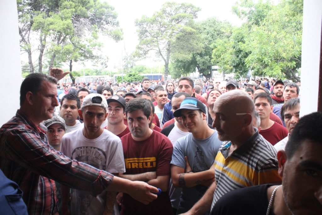 Entrada a la asamblea de los obreros del neumático.