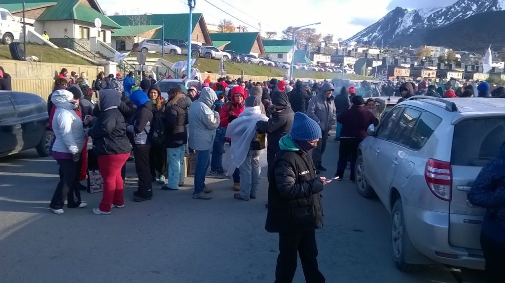 Manifestantes reclaman la libertad de los presos en la comisaría.
