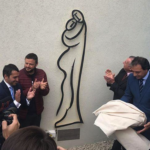 $370 Mil por abrazo